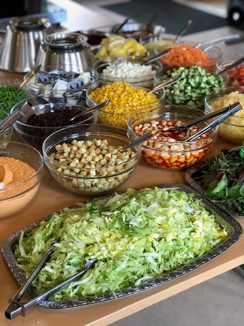 Varme retter på buffet