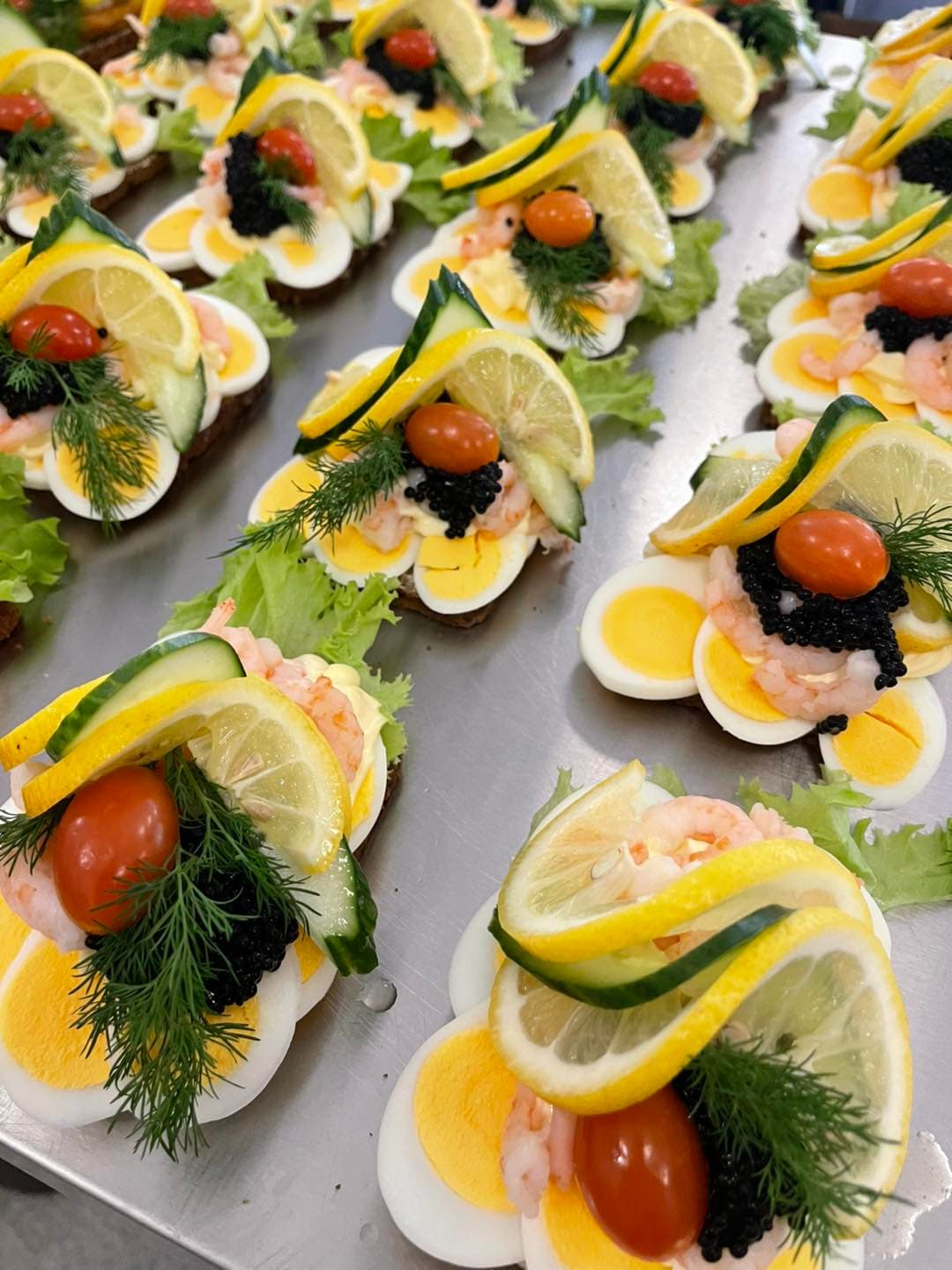 Smørrebrød med æg og rejer